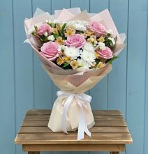 Букет цветов из:  Гвоздики, Орхидеи и Розы в Даниловке