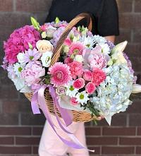 Композиция солнечный день в Даниловке Цветочная композиция из Розы, Хризантемы, Пионы и Лизиантусы в корзине в Даниловке