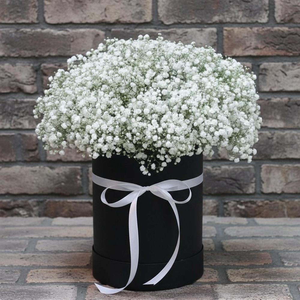 Цветочная композиция из Гипсофила в шляпной коробке в Даниловке