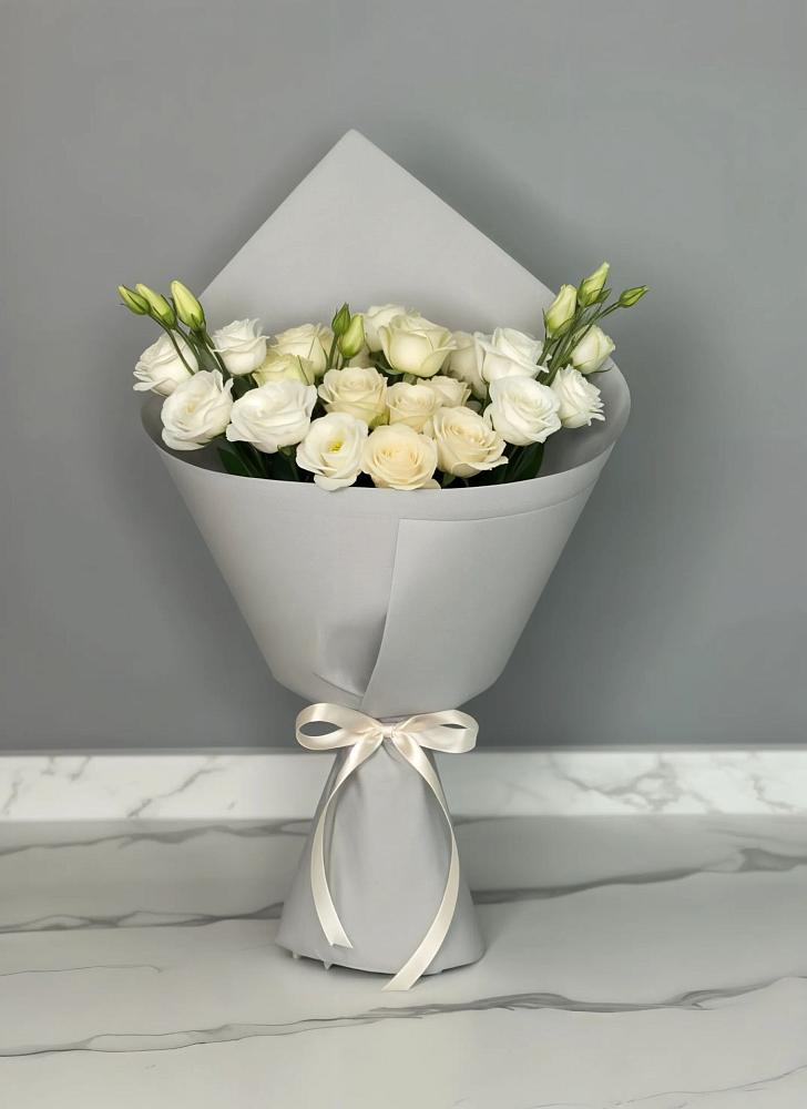 Букет цветов из: Розы и Лизиантусы в Даниловке