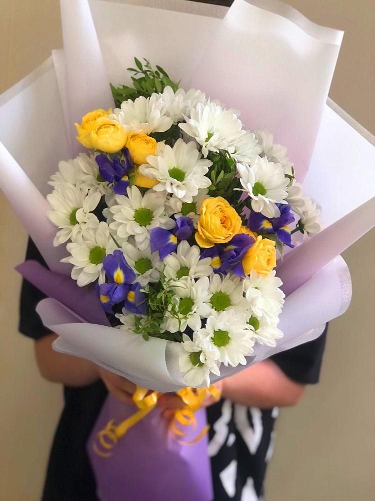 Букет цветов из: Ирисы, Хризантемы и Розы в Даниловке