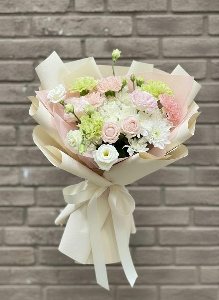 Букет цветов из: Гвоздики, Розы, Лизиантусы и Хризантемы в Даниловке