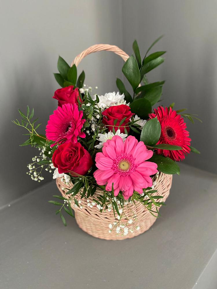 Цветочная композиция из Розы, Хризантемы и Герберы в корзине в Даниловке