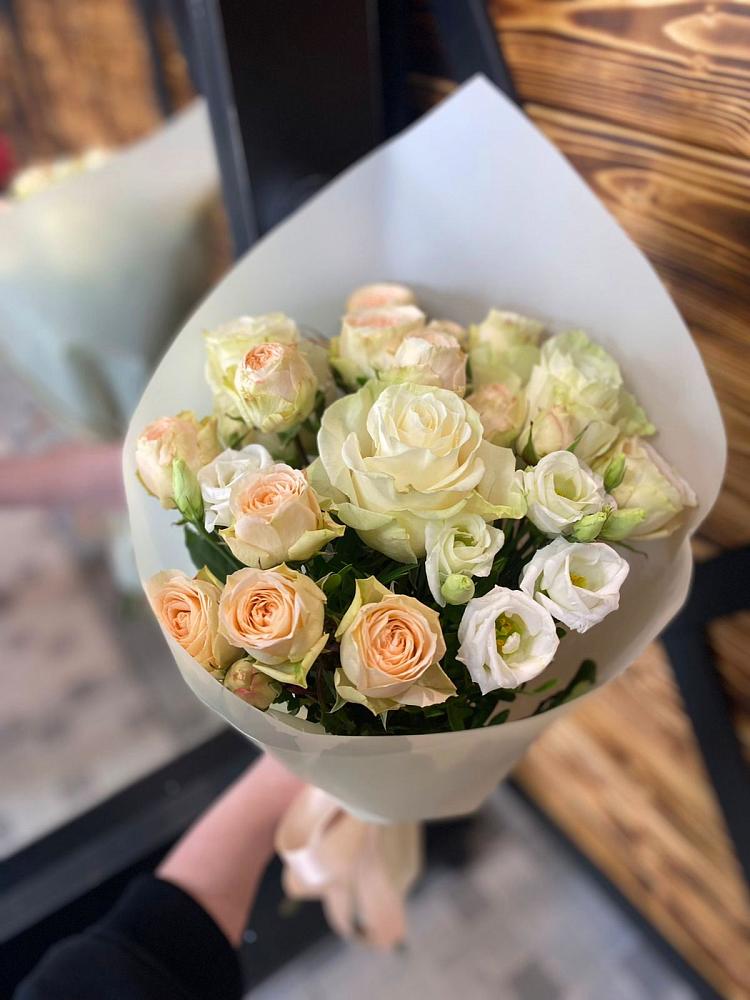 Букет цветов из: Розы и Лизиантусы в Даниловке